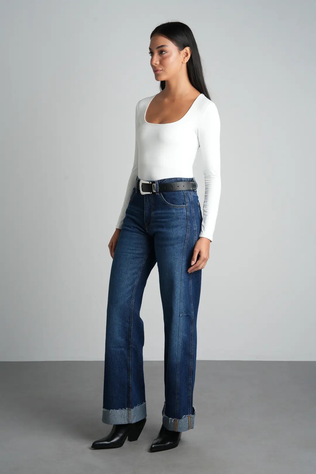 Ürün görseli: Mavi Straight Fit Normal Bel Katlı Paça Pamuklu Kadın Jean Pantolon