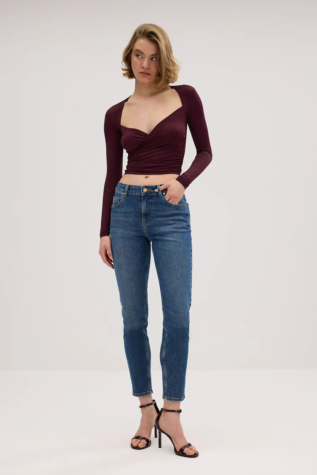 Ürün görseli: 6003 - Kadın Slim Mom Fit Normal Bel Bilek Boy Jean Pantolon